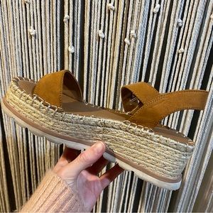 Universal Thread Platform Sandals